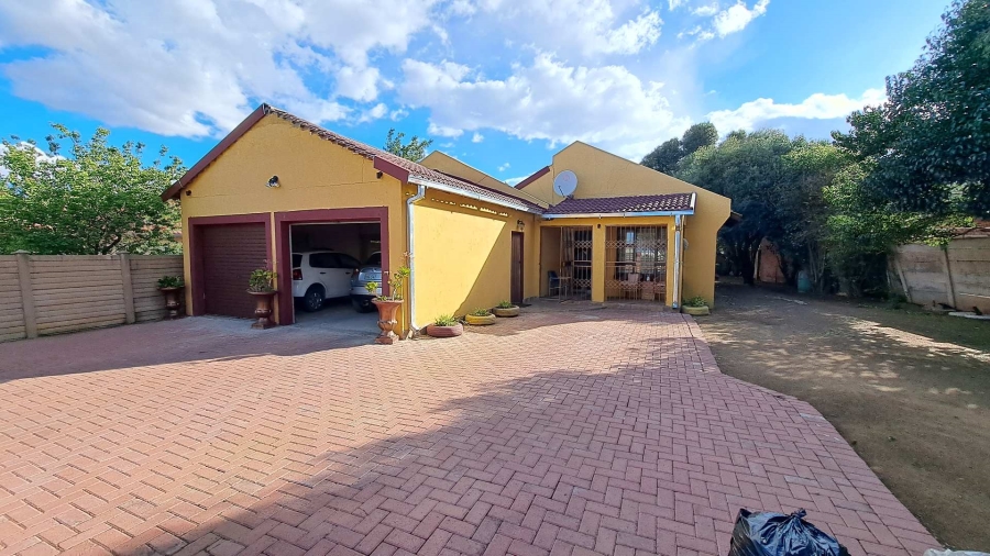 3 Bedroom Property for Sale in Lourierpark Free State